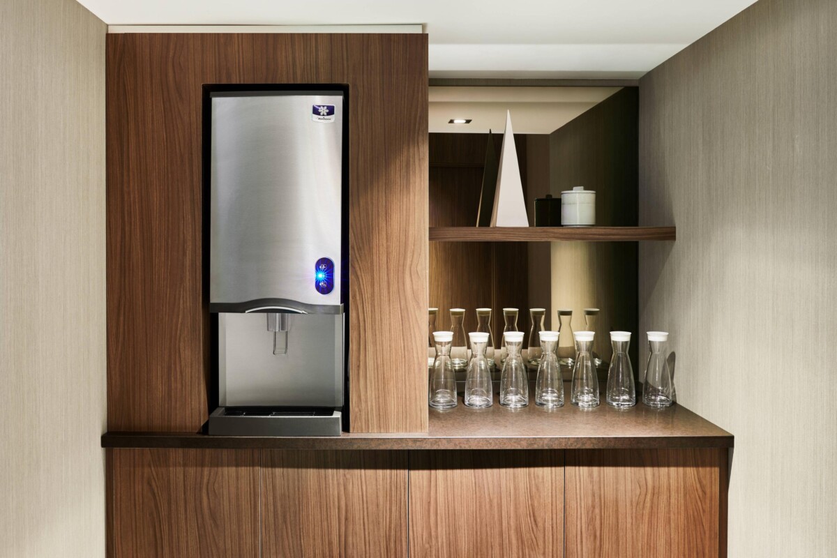 Hydration Stations in Hotels: Revolutionizing Guest Comfort and Sustainability